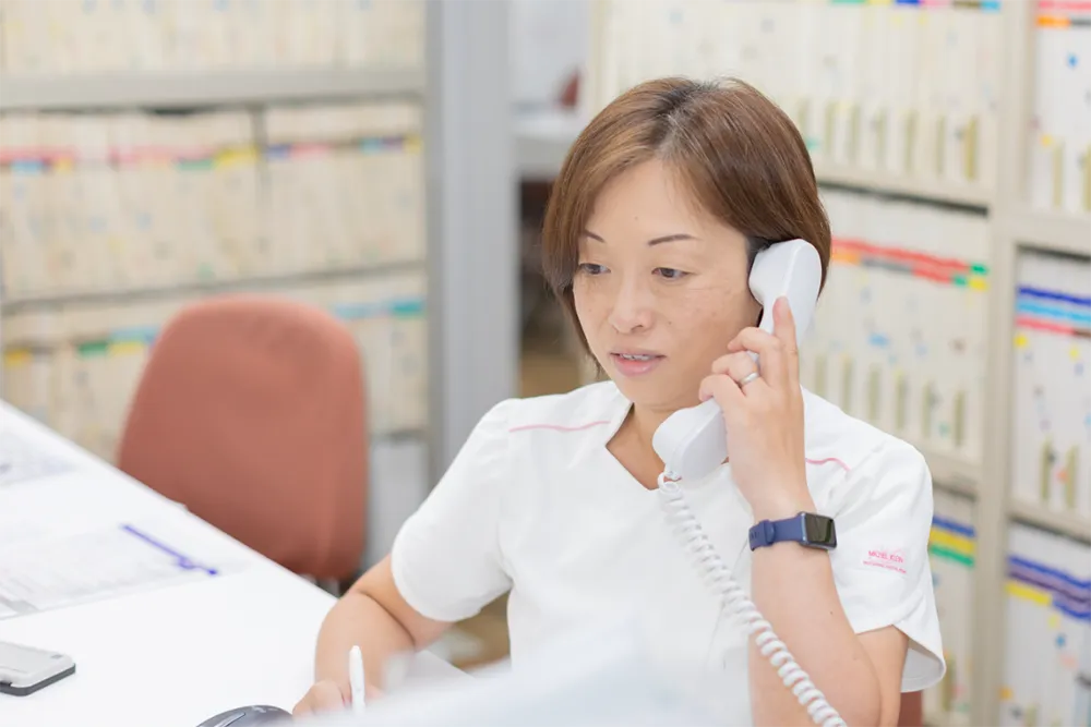 電話を受ける女性