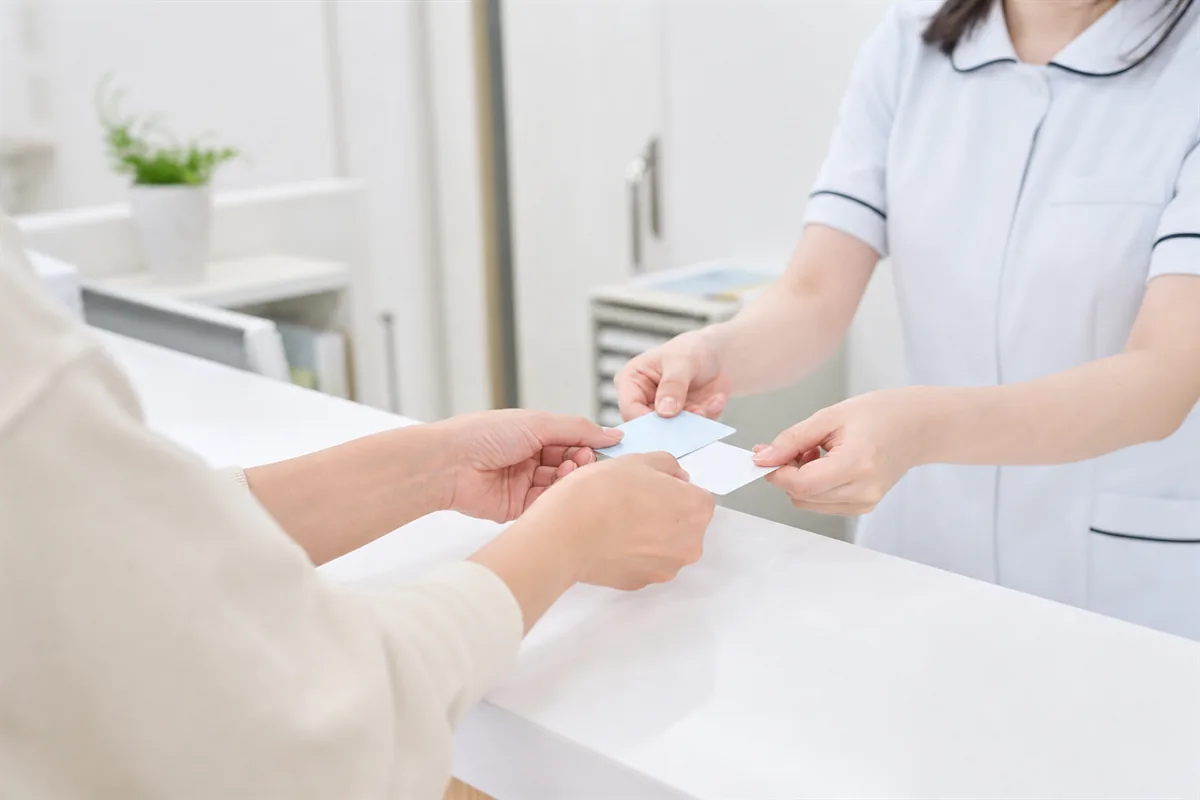クリニック受付で健康診断を受け付ける様子