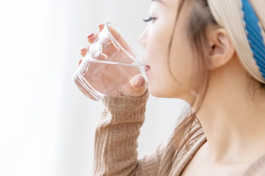 飲料を飲む女性のイメージ写真