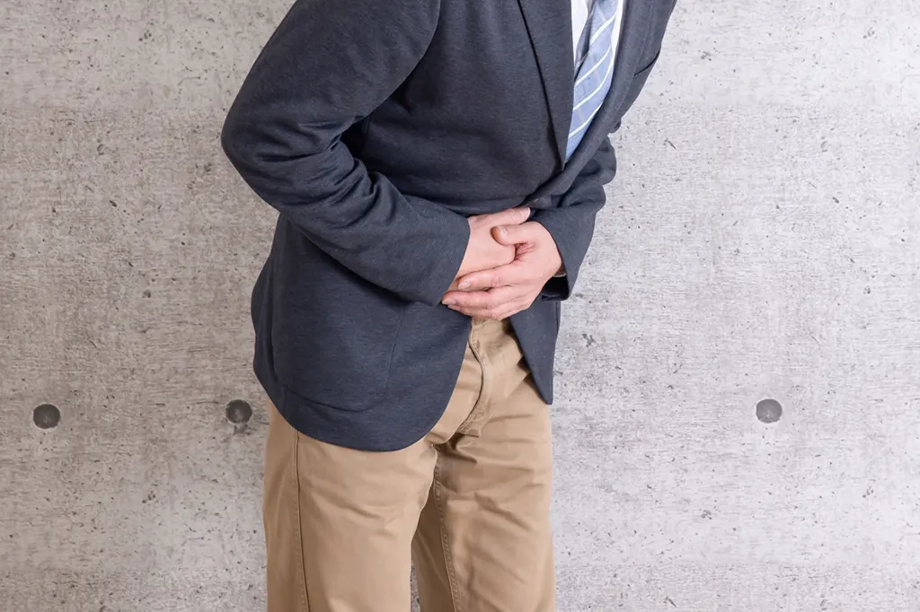 胃痛の男性のイメージ画像