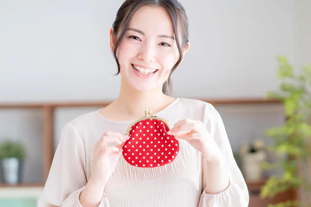 お財布を持つ女性の写真
