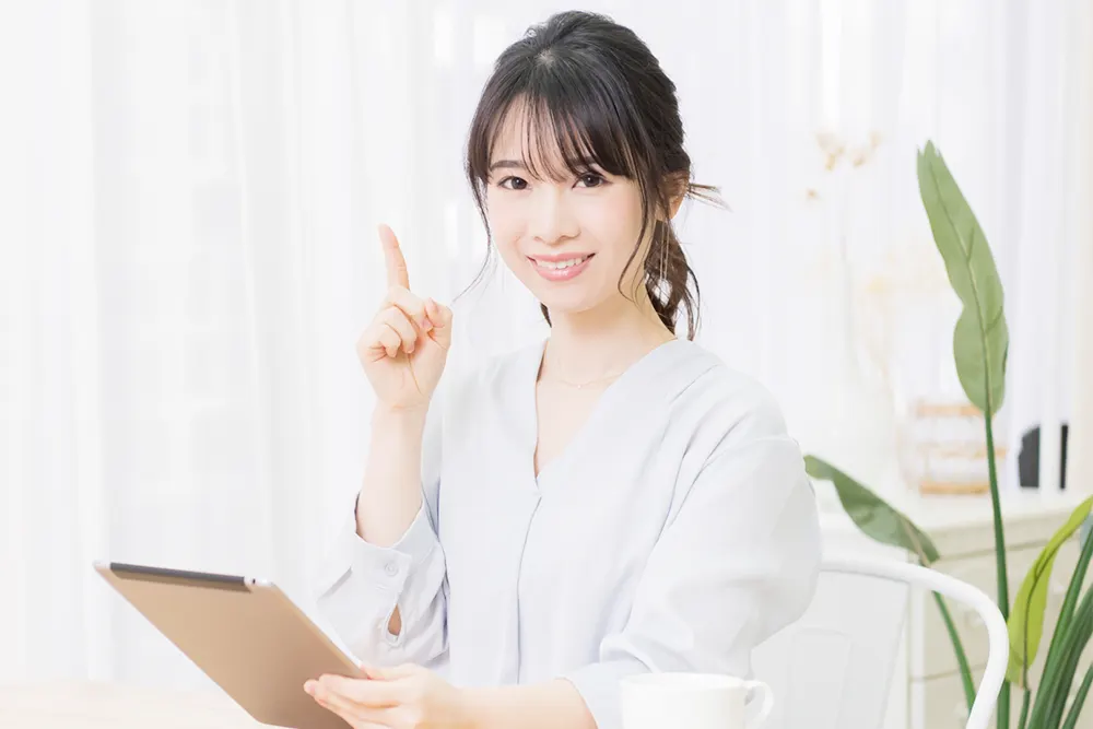 ひらめいた表情の女性の写真