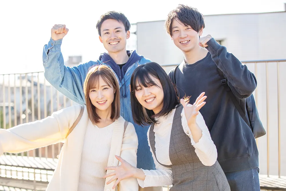高校生の男女がガッツポーズをしている写真